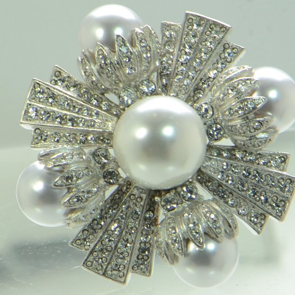 Kenneth Jay Lane KJL Rhodium-Plated Faux Pearl & Rhinestone Cross Pin Br… - Picture 3 of 7